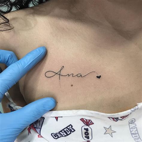 tatuajes de nombres en el pecho|Tatuajes de nombres en el pecho para mujer: Ideas inspiradoras。